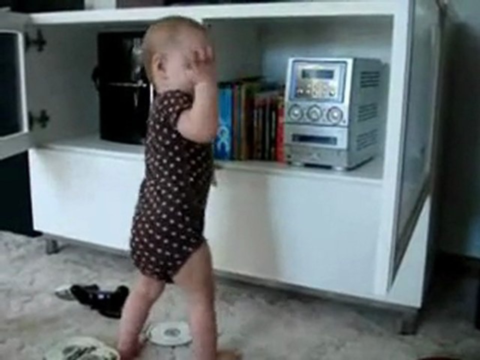 BU BEBEK DOĞUŞTAN DANSÇI