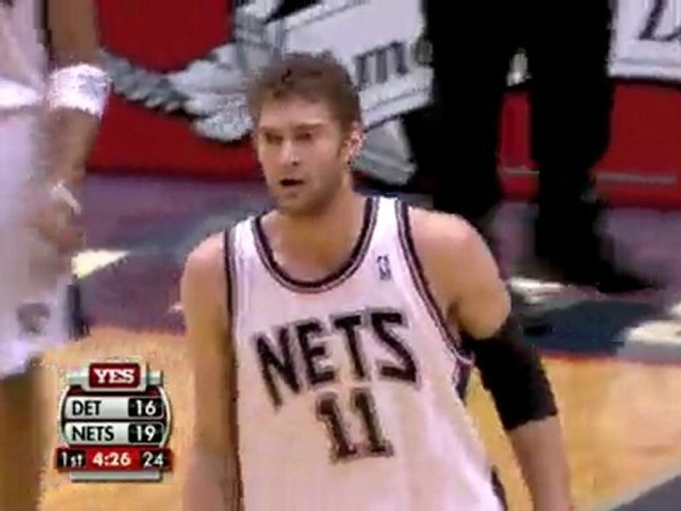 Ben Wallace makes the 2000th block of his career.