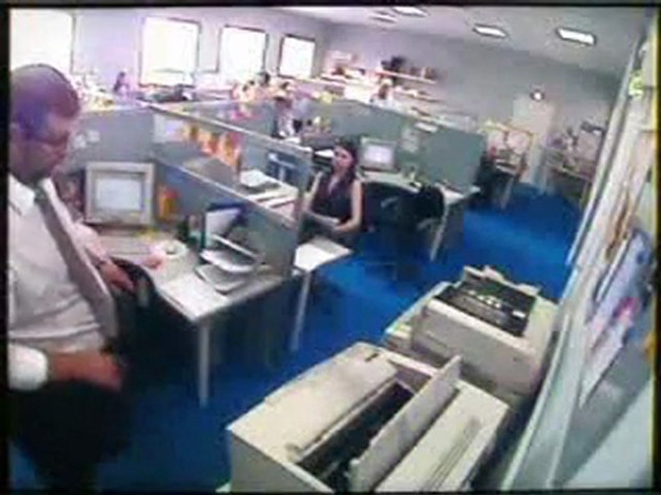 Il s'énerve sur la photocopieuse