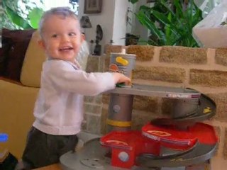 Louis chante Lady Gaga!