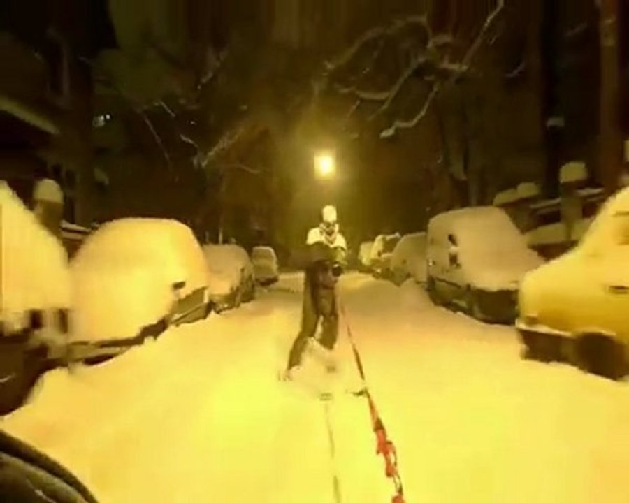 Il fait du ski dans la rue !