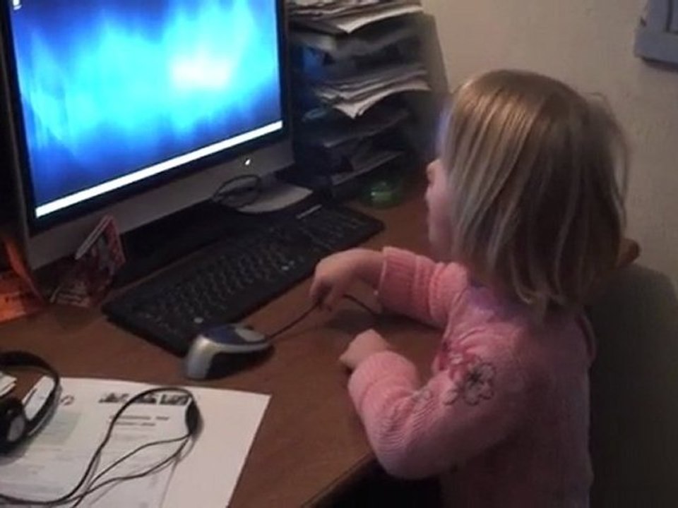 02-02-10 Eléa fait de l'ordinateur