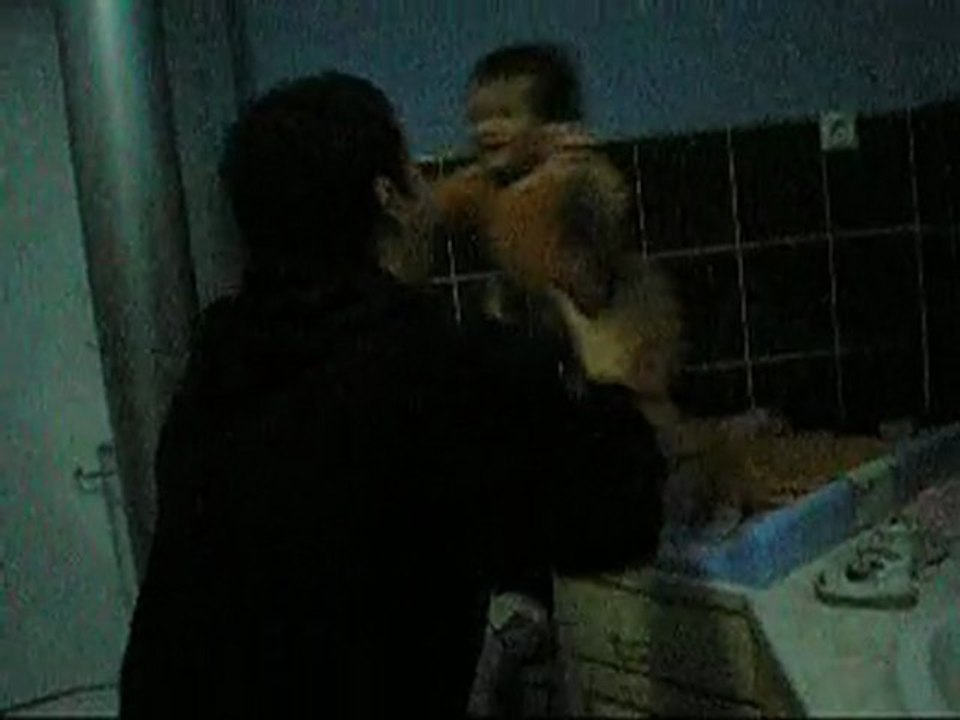 Cléa saute dans les bras de son papa