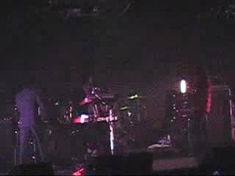 Feel Good (hit of the summer) QOTSA live Paris 2008