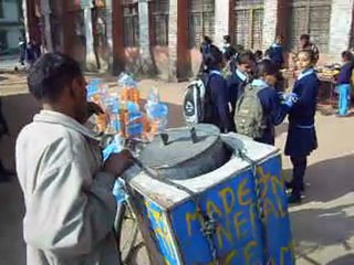 Jeu de jonglage par des ados à Kathmandou