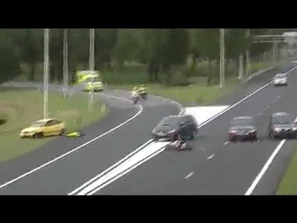 Un motard de la police percuté par une voiture