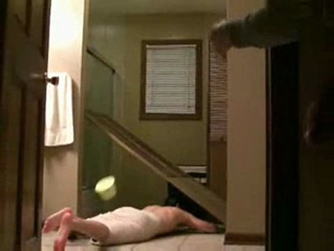 Régis fait un faceplant en sortant de sa douche