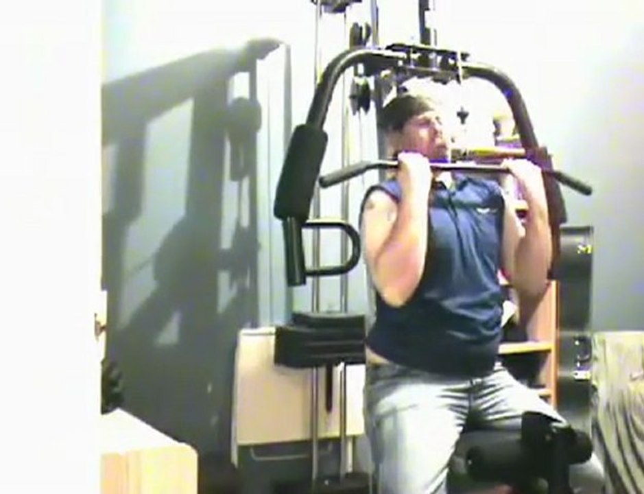 Régis fait des exercices de la musculation