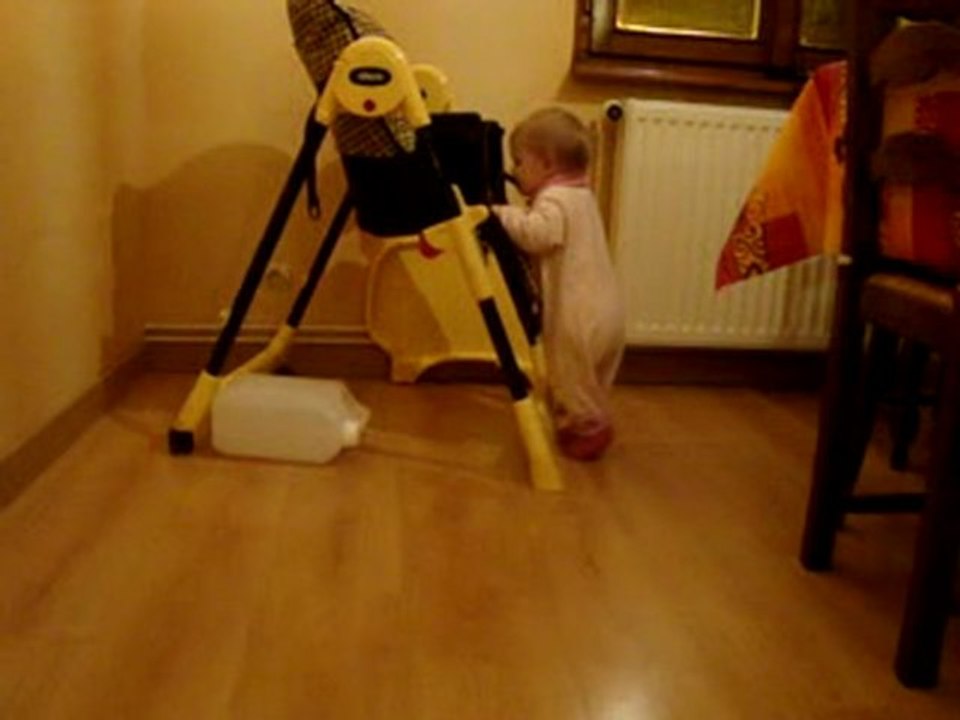 Maëlyne (9 mois) qui joue et explore debout