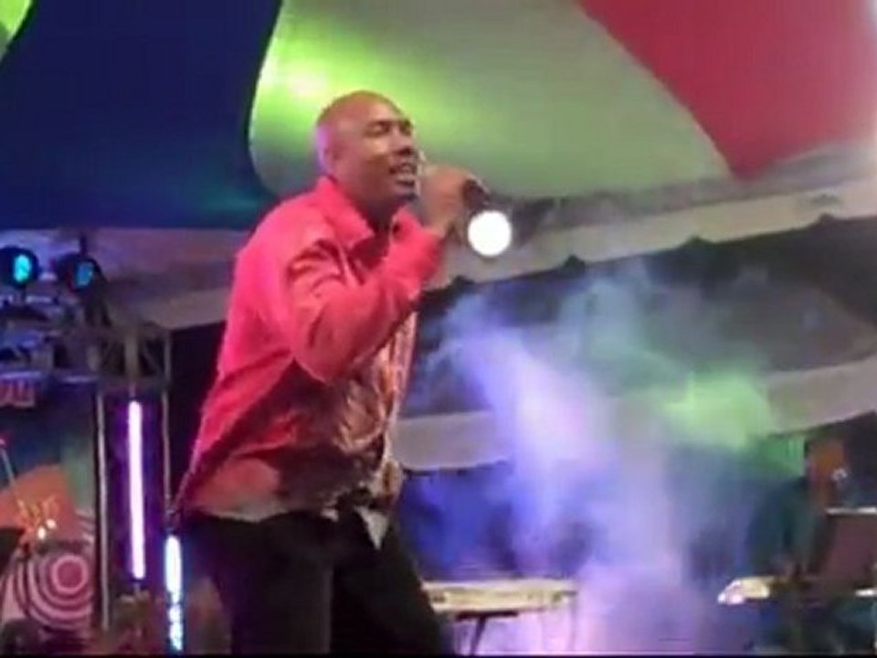 vidéos réunion: Le Prince Harry a le rythme dans la peau