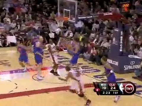 D-Wade slices through the defense and hits the nice up-and-u