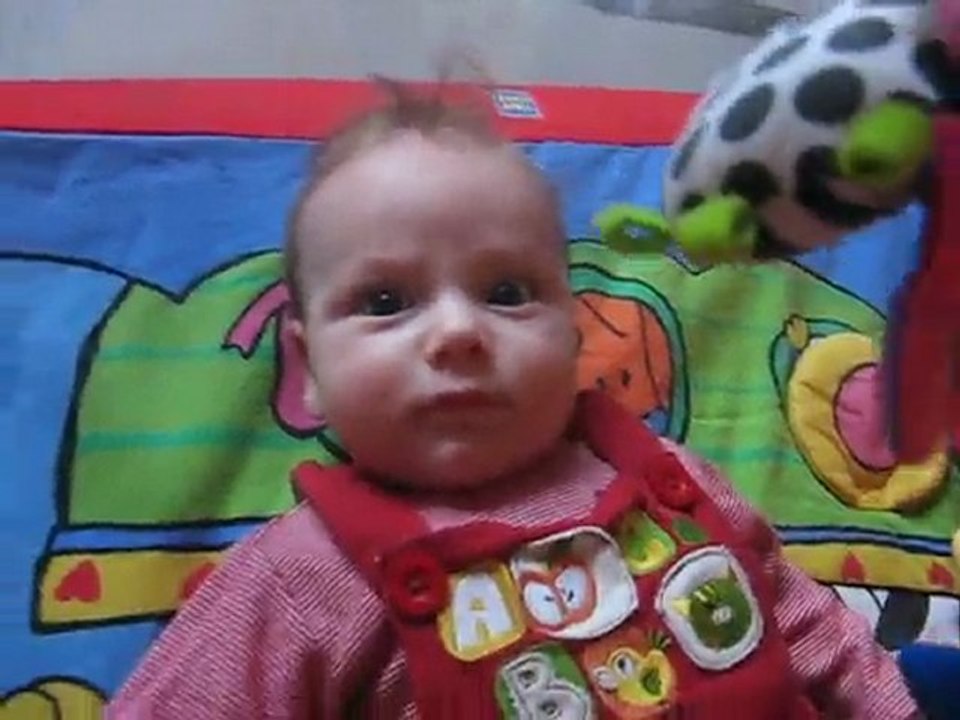 Cyprien, 3 mois, sur son tapis d'eveil