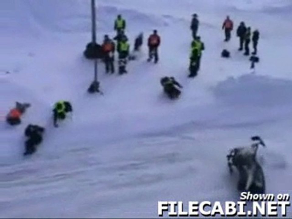 Accident pendant une course de motos neige !