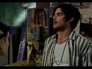 Willy le roba un beso a Bianca