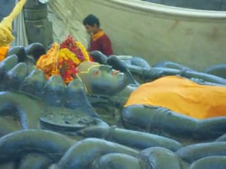 Buddha Nilkantha Vishnu aux serpents près de Kathmandou