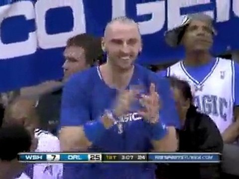 Dwight Howard goes coast-to-coast and lays it in for two