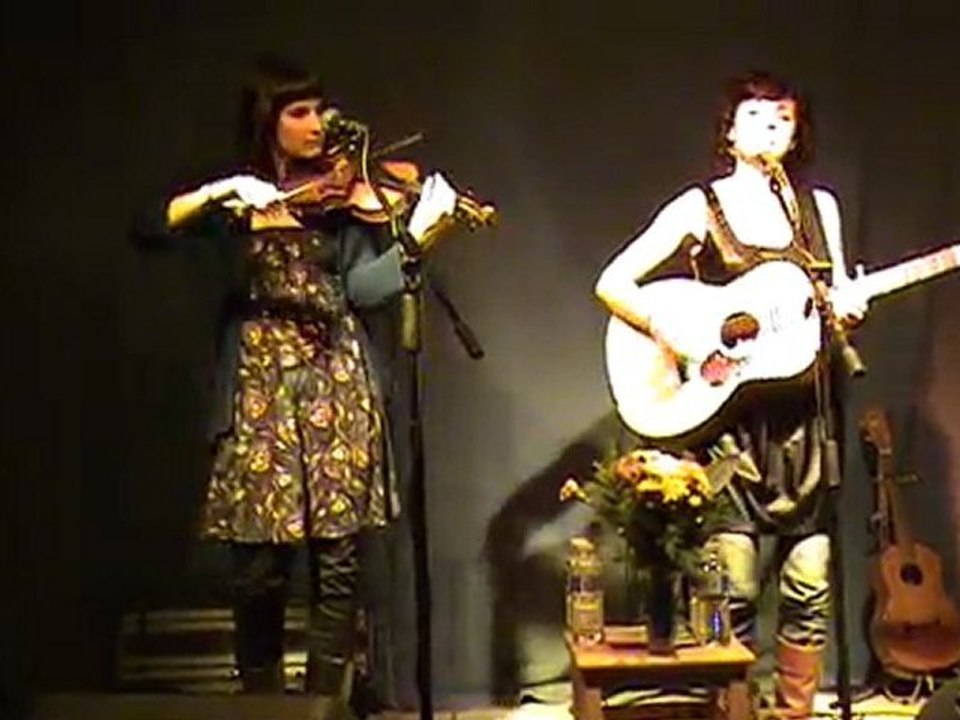 In The Middle - Erin Cole- Baker at  "Le grattoir"