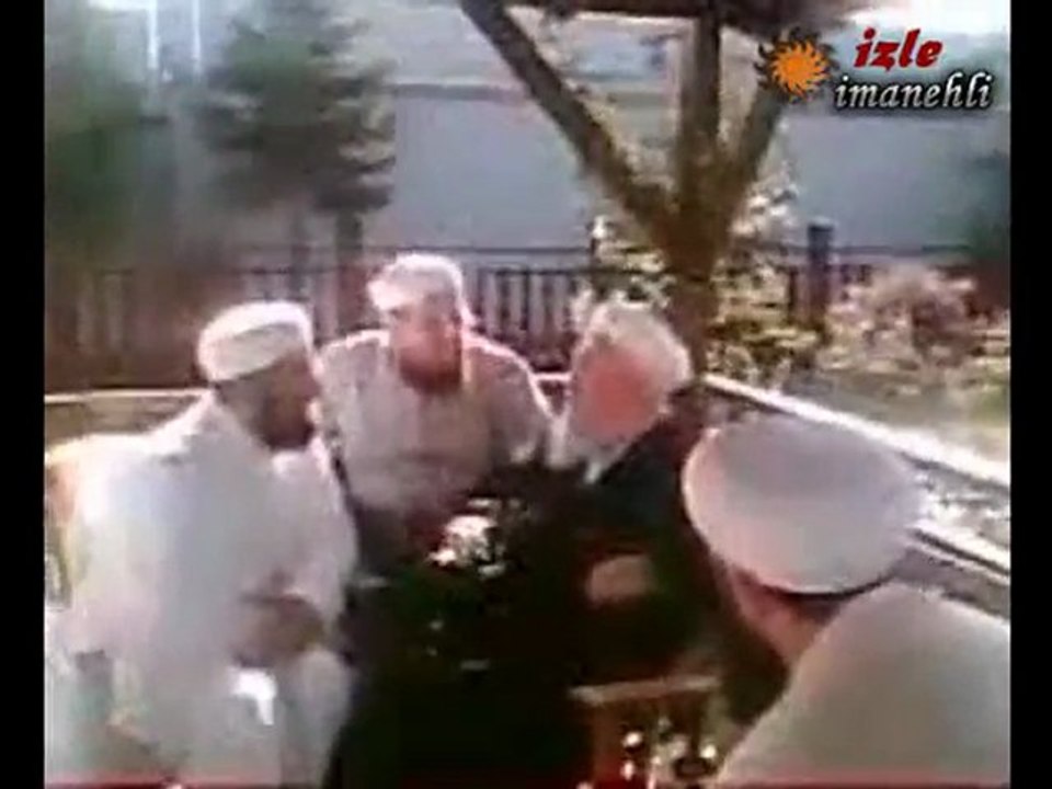 mahmud efendi ile cubbeli hoca bir evin bahçesinde