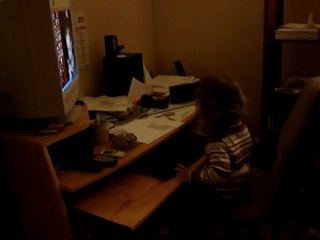 Cécile 2 ans deja a fond sur l'ordi