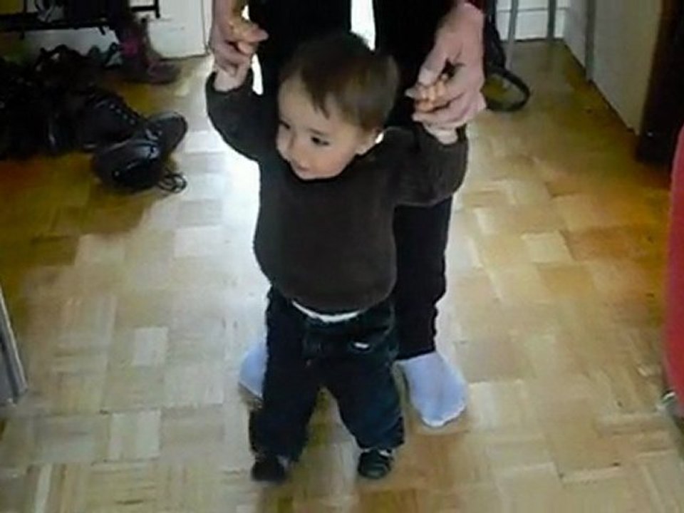 Aaron fait ses premiers pas accompagnés