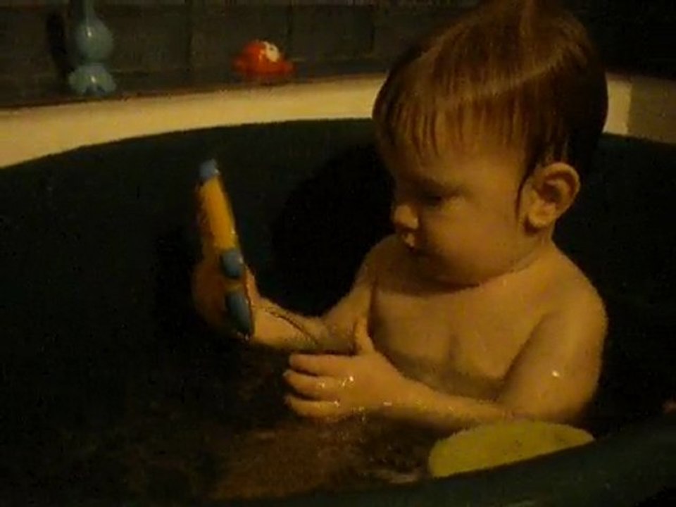 Léo 14 mois dans son bain