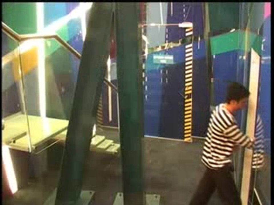 העוקץ של אלירז, אלירז גונב אסימון