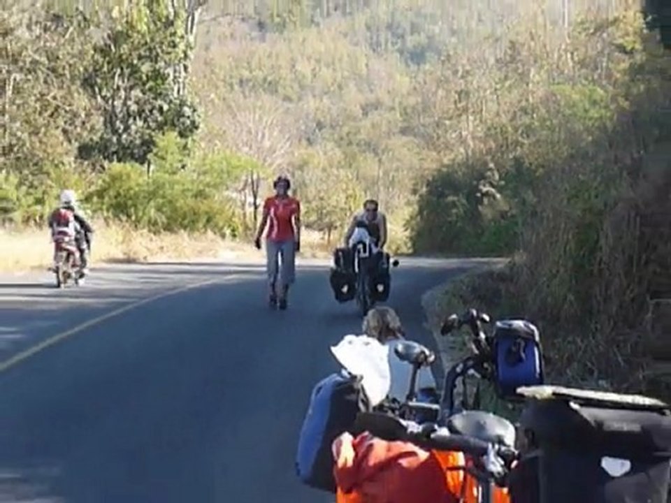 Thailande Manu pousse le velo de chloe apres Mae Chaem