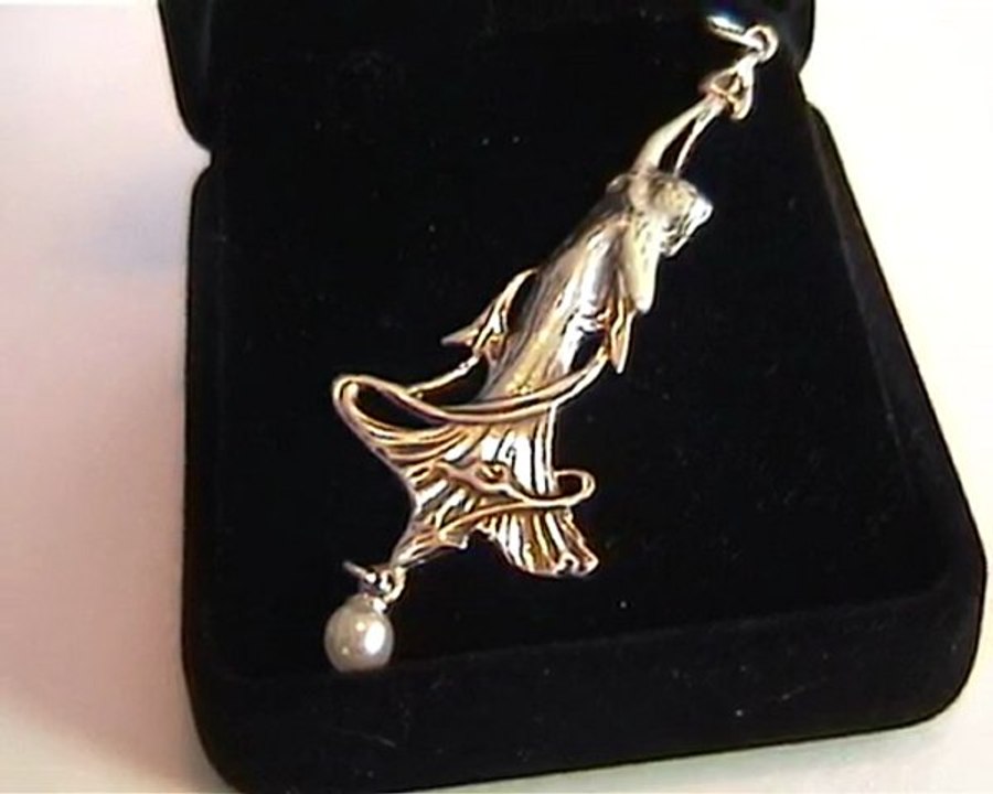 Jugendstil Anhaenger mit Perlenabhaengung