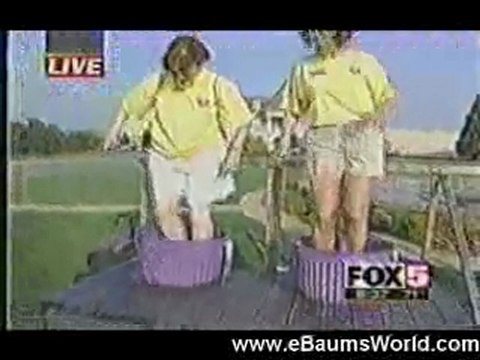 La femme de régis écrase du raisin avec ses pieds