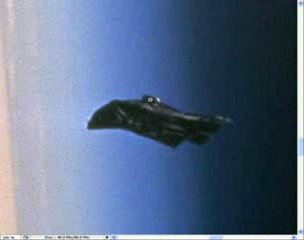 Vaisseau spatial autour de la terre ou débris ?