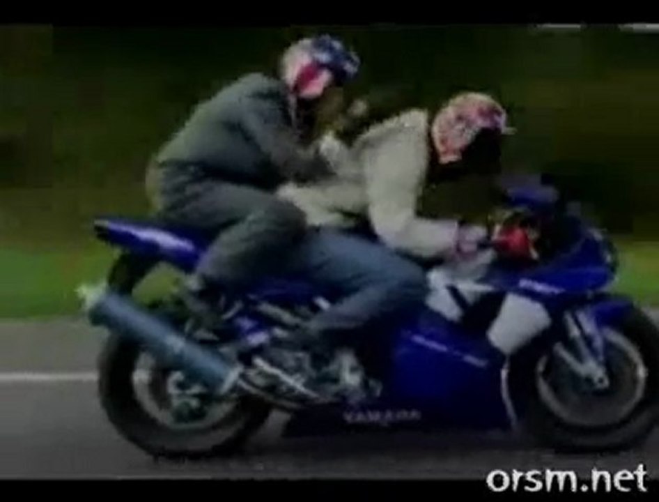 essai moto avec vendeur derriere