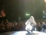 Beyonce scivola sul palco