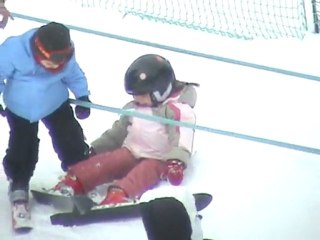 Thaïs se laisse glisser en arrière en ski