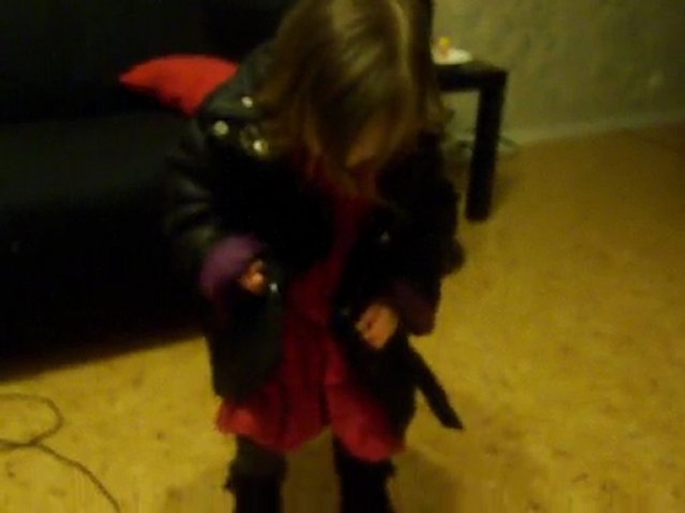 Marie met son manteau toute seule