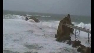 vent force 9 au rocher de la vierge a biarritz