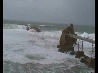 vent force 9 au rocher de la vierge a biarritz