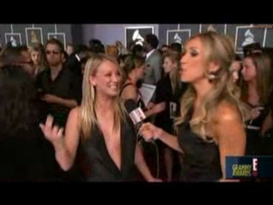 Kaley Cuoco Interview at the Grammy Awards on E!