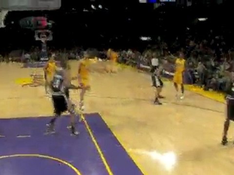 Shannon Brown throws down a sick ally-oop jam off the pass f