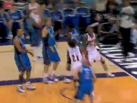 Monta Ellis hits Ronny Turiaf inside off the pick and roll f