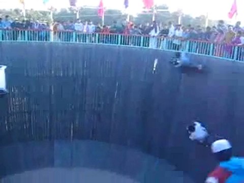 MOTORSİKLET VE ARABAYLA YAPILAN İNANILMAZ ÖLÜM DANSI