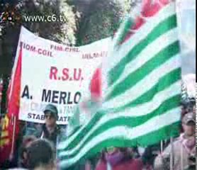 In corteo per salvare frigoriferi e lavatrici