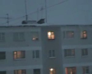 De son immeuble il saute dans la neige