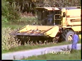 Ploemeur 1999 ,ensileuse de maîs dans le village de Kerlir .