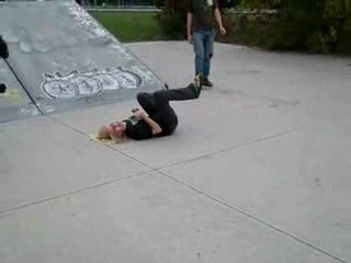 Une blonde qui fait du skate ca donne ça