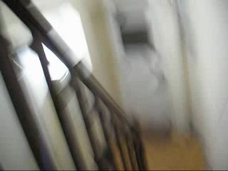 habillé remontant les escaliers