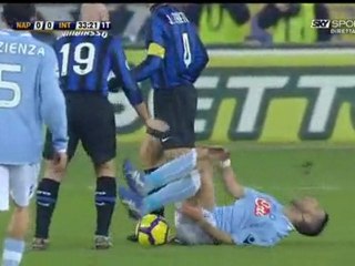 Napoli-Inter - entrataccia di Cambiasso su Quagliarella