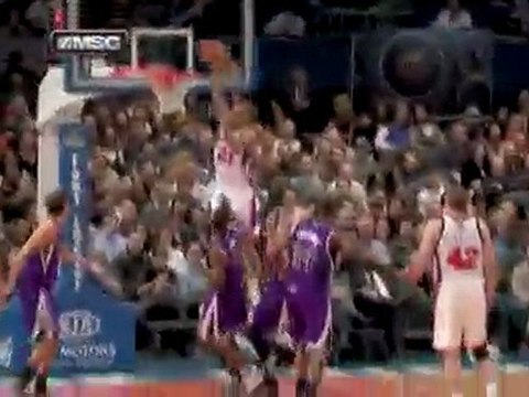 Al Harrington finds Wilson Chandler near the rim.