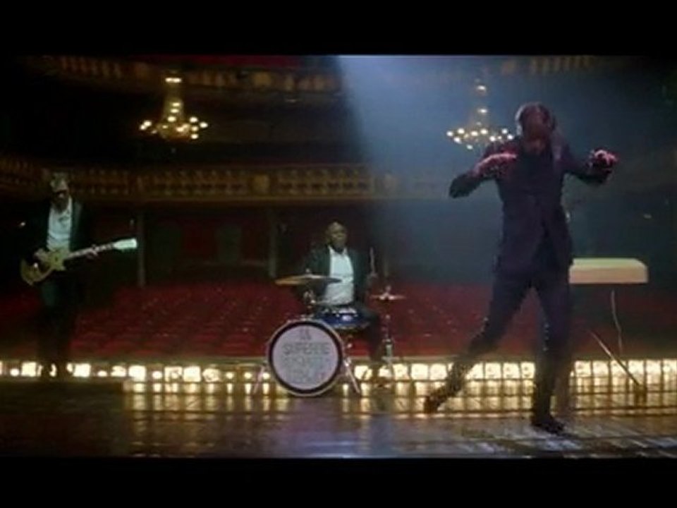 Biolay réalise son clip et se parodie avec humour