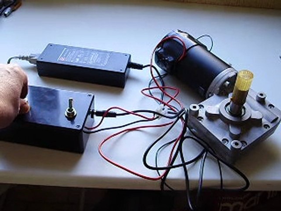 Moteur avec variateur pour barbecue gateaux à la broche