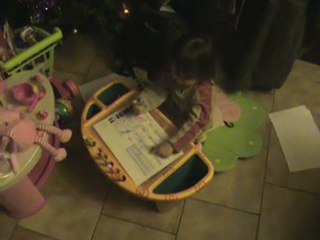 Tenaya dessine sur son nouveau bureau !